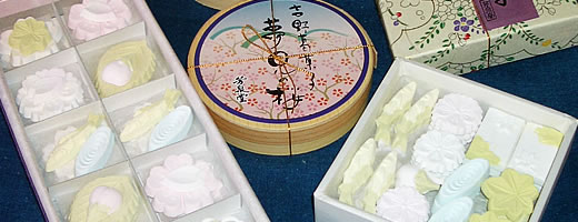 桜の形や季節の形で彩る愛らしい吉野本葛の葛干菓子